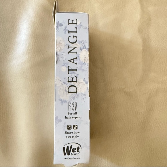 LoveShackFancy X Wet Brush MINI Detangler Brush Everblooming Rosettes - Picture 6 of 12